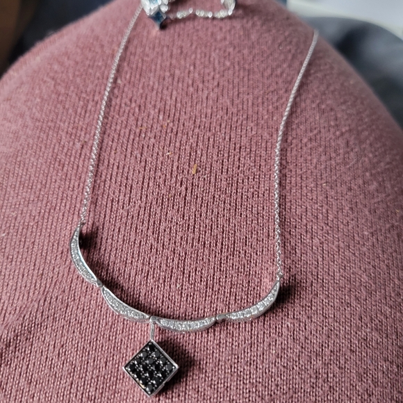 Transforming Necklace & Earring Set - Picture 5 of 14